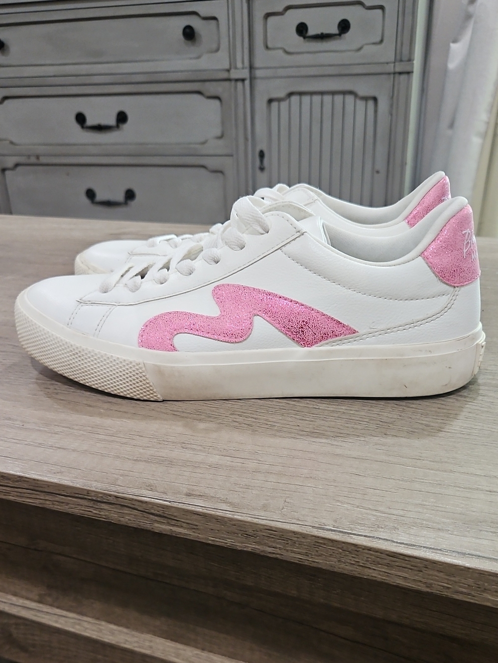 Blowfish Malibu Vice Court Sneakers with sparkly pink side wave logo size 7